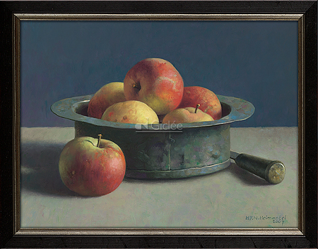 Copper pot with apples